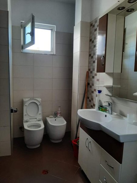 Tirane, jepet me qera Vile Kati 2, 135 m² 500 Euro (Rruga Riza Cerova 195/1)