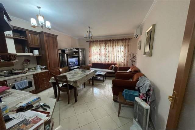 Tirane, jepet me qera apartament 2+1+BLK Kati 3, 95 m² 400 Euro (Komuna Parisit)