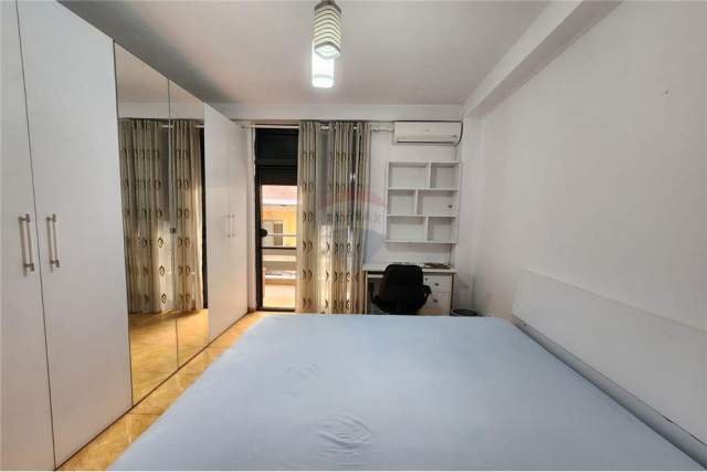 Tirane, jepet me qera apartament Kati 3, 95 m² 450 Euro (kafe roma bllok)