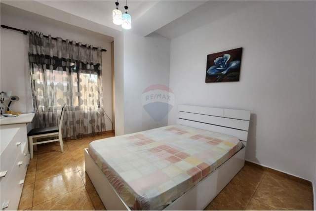 Tirane, jepet me qera apartament Kati 3, 95 m² 450 Euro (kafe roma bllok)