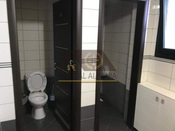 Tirane, jepet me qera bar-resorant 520 m² 2.000 Euro (Petrele)