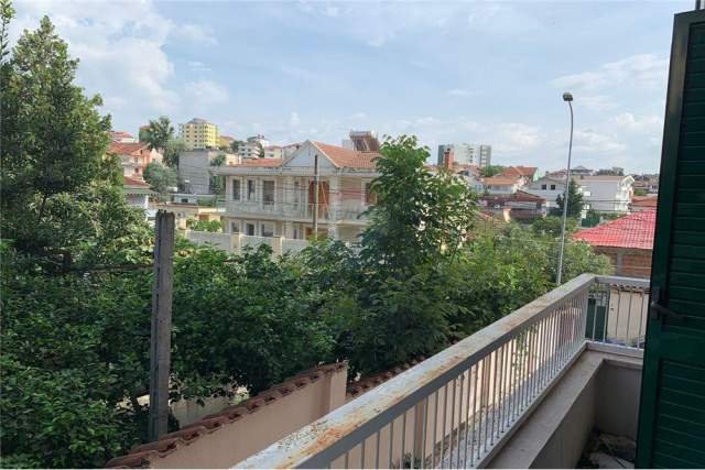 Tirane, jepet me qera apartament Kati 3, 120 m² 400 Euro (todi shkurti)
