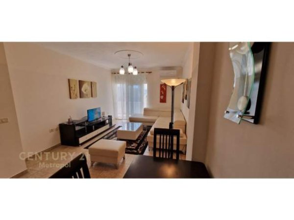 Tirane, jepet me qera 1+1 Kati 8, 82 m² 550 Euro