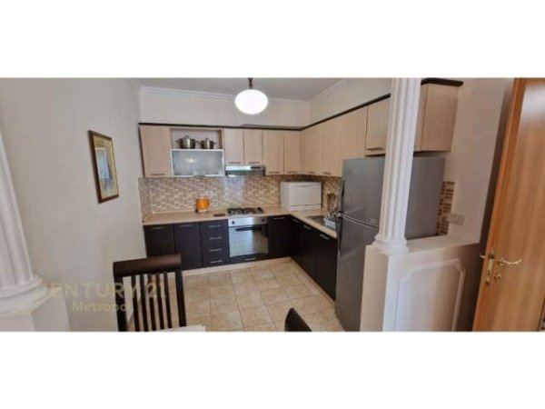 Tirane, jepet me qera 1+1 Kati 8, 82 m² 550 Euro