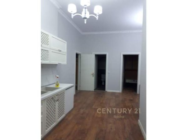 Tirane, jepet me qera 3+1 Kati 2, 109 m² 700 Euro (Zogu I Zi)
