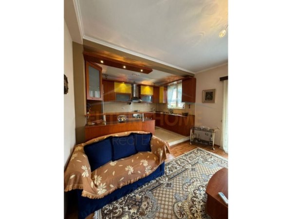 Tirane, jepet me qera apartament 2+1 Kati 2, 160 m² 400 € (shkoze)