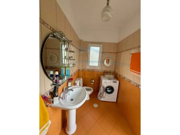 Tirane, jepet me qera apartament 2+1 Kati 2, 160 m² 400 € (shkoze)