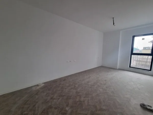 Tirane, jepet me qera zyre Kati 3, 110 m² 1.200 € (Rruga e Kavajes, Tirana Garden Building)