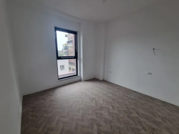 Tirane, jepet me qera zyre Kati 3, 110 m² 1.200 € (Rruga e Kavajes, Tirana Garden Building)