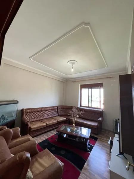 Tirane, jepet me qera apartament 3+1+Ballkon Kati 3, 180 m² 400 € (3 Deshmoret)