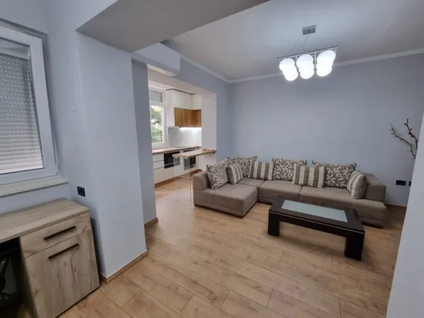 Tirane, jepet me qera apartament 1+1+Aneks Kati 2, 60 m² 600 € (Rruga Myslym Shyri)