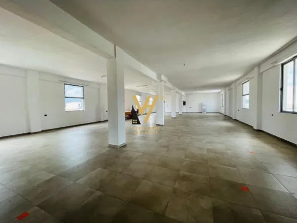 Tirane, jepet me qera magazine Kati 2, 430 m² 1.300 € (SAUK)