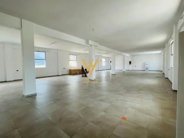 Tirane, jepet me qera magazine Kati 2, 430 m² 1.300 € (SAUK)
