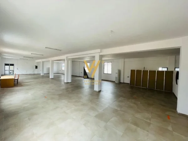 Tirane, jepet me qera magazine Kati 2, 430 m² 1.300 € (SAUK)