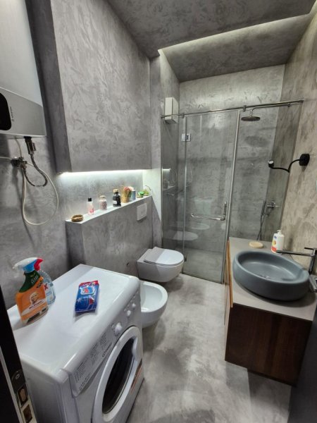Tirane, jepet me qera apartament 1+1 Kati 4, 55 m² 600 € (Liqeni i Thate)