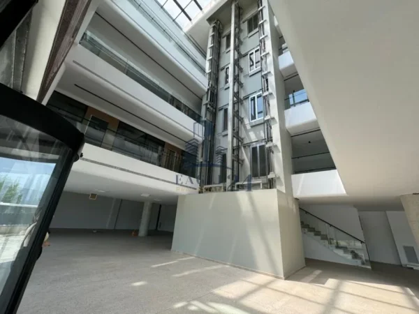 Tirane, jepet me qera Kati 1, 4.700 m² 25.000 € (Prane mbikalimit te Rinasit.)