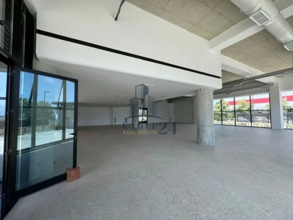 Tirane, jepet me qera Kati 1, 4.700 m² 25.000 € (Prane mbikalimit te Rinasit.)