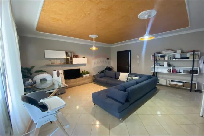 Tirane, shitet apartament 1+1 Kati 1, 77 m² 115.000 € (Kompleksi Ferrari - Rruga Peti, Liqeni i Thate)