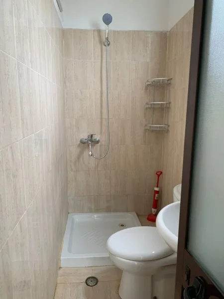 Tirane, jepet me qera apartament 1+1 Kati 4, 55 m² 350 € (Fakulteti i mjekesise)