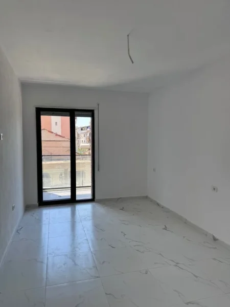 Tirane, shitet apartament 2+1+Ballkon Kati 2, 122 m² 170.000 € (Porcelan . prane uet ,)