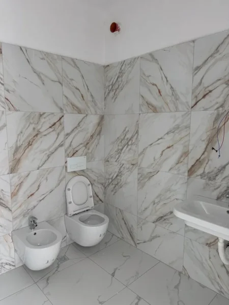 Tirane, shitet apartament 2+1+Ballkon Kati 2, 122 m² 170.000 € (Porcelan . prane uet ,)