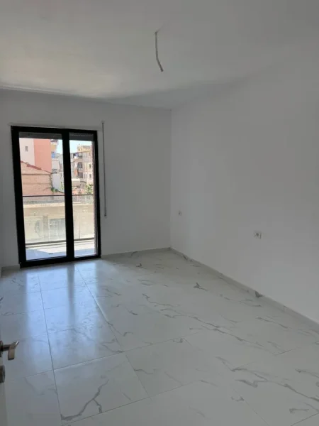 Tirane, shitet apartament 2+1+Ballkon Kati 2, 122 m² 170.000 € (Porcelan . prane uet ,)