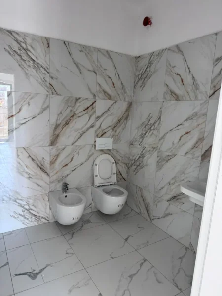 Tirane, shitet apartament 2+1+Ballkon Kati 2, 122 m² 170.000 € (Porcelan . prane uet ,)