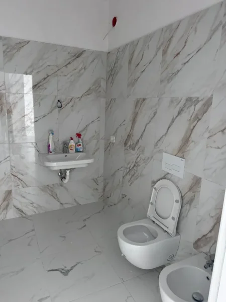 Tirane, shitet apartament 2+1+Ballkon Kati 2, 122 m² 170.000 € (Porcelan . prane uet ,)