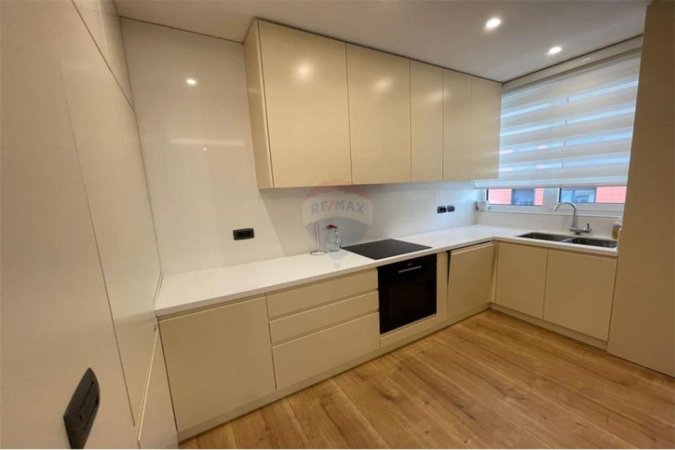 Tirane, jepet me qera apartament 2+1 Kati 4, 108 m² 1.100 € (Perballe Toptani Center - Qendër)
