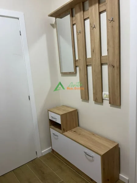 Tirane, jepet me qera apartament 1+1+Ballkon Kati 1, 75 m² 450 € (Rruga Ferit Xhajko)