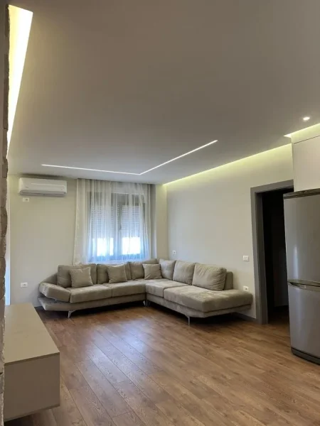 Tirane, jepet me qera apartament 2+1+Ballkon Kati 6, 110 m² 600 € (astir)