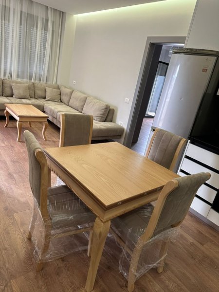 Tirane, jepet me qera apartament 2+1+Ballkon Kati 6, 110 m² 600 € (astir)