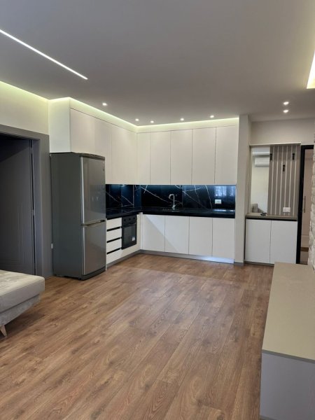 Tirane, jepet me qera apartament 2+1+Ballkon Kati 6, 110 m² 600 € (astir)