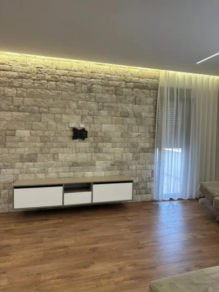Tirane, jepet me qera apartament 2+1+Ballkon Kati 6, 110 m² 600 € (astir)