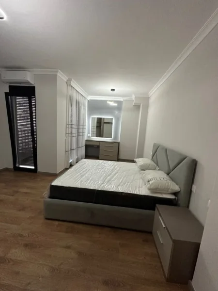 Tirane, jepet me qera apartament 2+1+Ballkon Kati 6, 110 m² 600 € (astir)