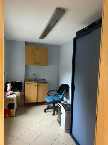 Tirane, jepet me qera zyre Kati 0, 220 m² 2.600 € (pazari i ri)