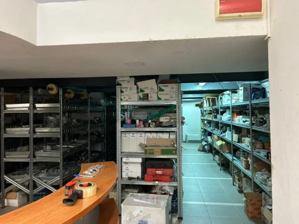 Tirane, jepet me qera zyre Kati 0, 220 m² 2.600 € (pazari i ri)