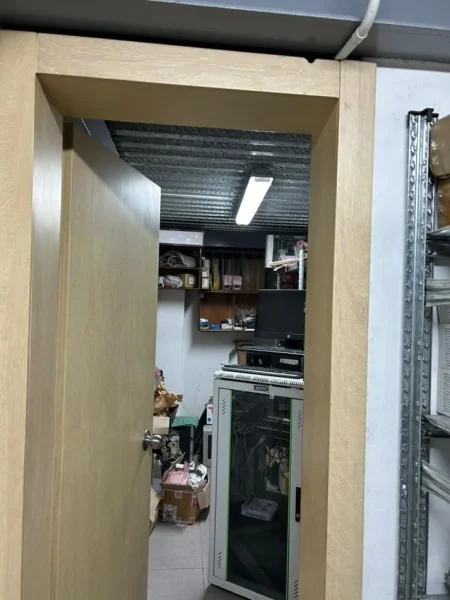 Tirane, jepet me qera zyre Kati 0, 220 m² 2.600 € (pazari i ri)