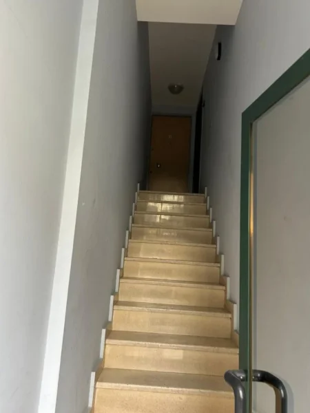 Tirane, jepet me qera zyre Kati 0, 220 m² 2.600 € (pazari i ri)