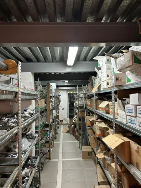 Tirane, jepet me qera zyre Kati 0, 220 m² 2.600 € (pazari i ri)