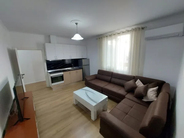 Tirane, jepet me qera apartament 2+1+Ballkon Kati 3, 85 m² 450 € (Rruga e Dibres)