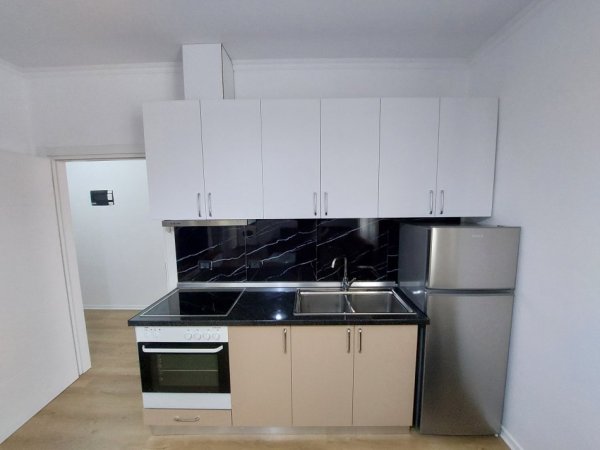 Tirane, jepet me qera apartament 2+1+Ballkon Kati 3, 85 m² 450 € (Rruga e Dibres)