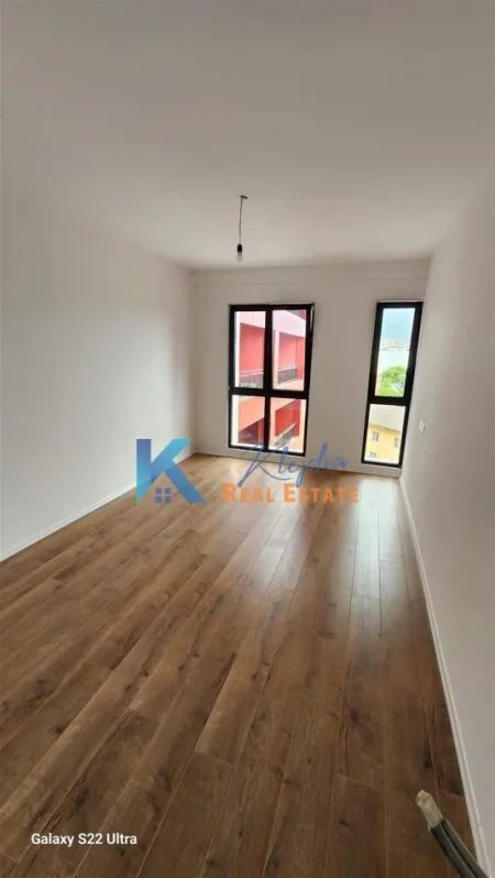 Tirane, jap me qera zyre Kati 6, 115 m² 550 € (Kompleksi Arlis, prane Farmacise nr.10)