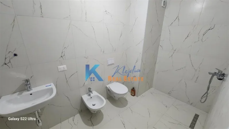 Tirane, jap me qera zyre Kati 6, 115 m² 550 € (Kompleksi Arlis, prane Farmacise nr.10)