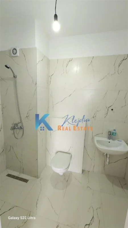 Tirane, jap me qera zyre Kati 6, 115 m² 550 € (Kompleksi Arlis, prane Farmacise nr.10)