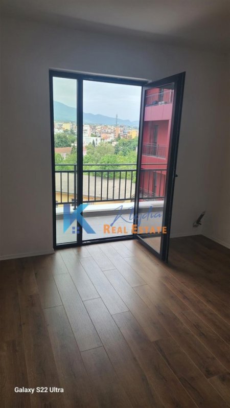 Tirane, jap me qera zyre Kati 6, 115 m² 550 € (Kompleksi Arlis, prane Farmacise nr.10)