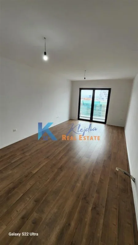 Tirane, jepet me qera dyqan Kati 6, 115 m² 550 € (Kompleksi Arlis, prane Farmacise nr.10)