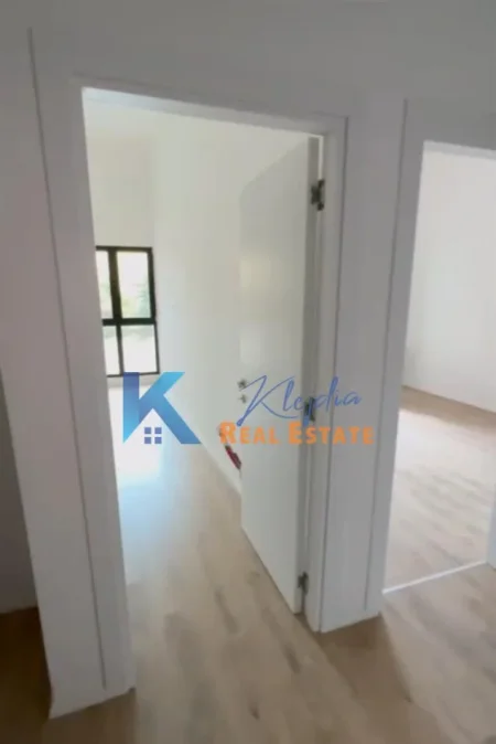 Tirane, jap me qera zyre Kati 1, 117 m² 1.000 € (Kompleksi Arlis, prane Farmacise nr.10)