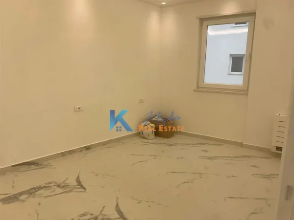 Tirane, jepet me qera zyre Kati 7, 106 m² 1.200 € (Qender, ne fillim te rruges Mine Peza)