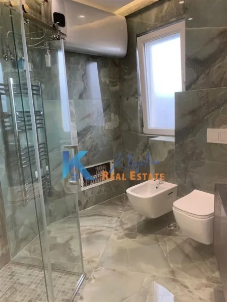 Tirane, jepet me qera zyre Kati 7, 106 m² 1.200 € (Qender, ne fillim te rruges Mine Peza)